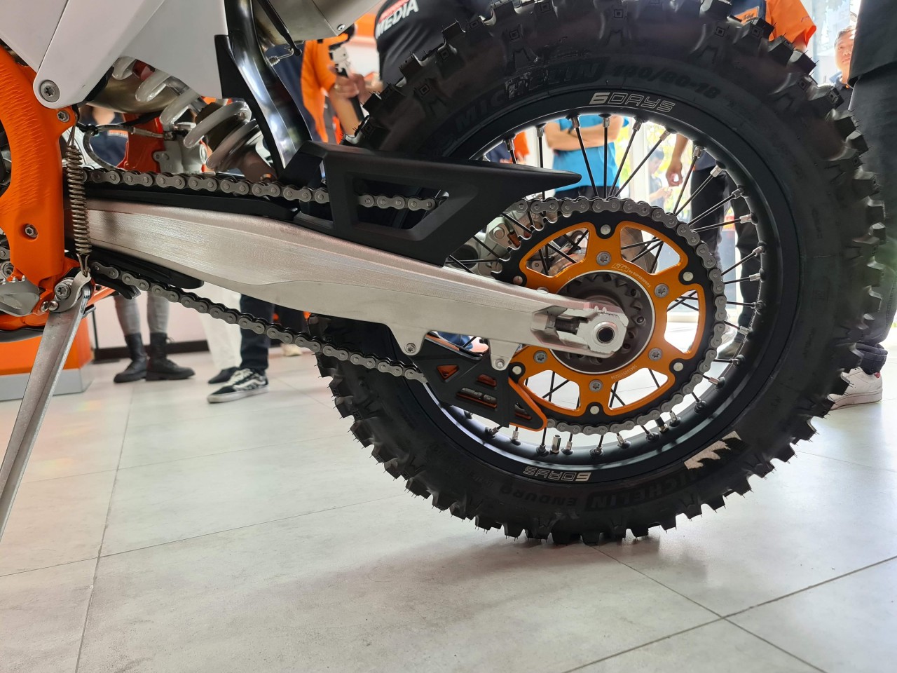 Xe 'cào cào' đường phố KTM 350 EXC-F SIX DAYS chính hãng về Việt Nam Xe 'cào cào' đường phố KTM 350 EXC-F SIX DAYS chính hãng về Việt Nam