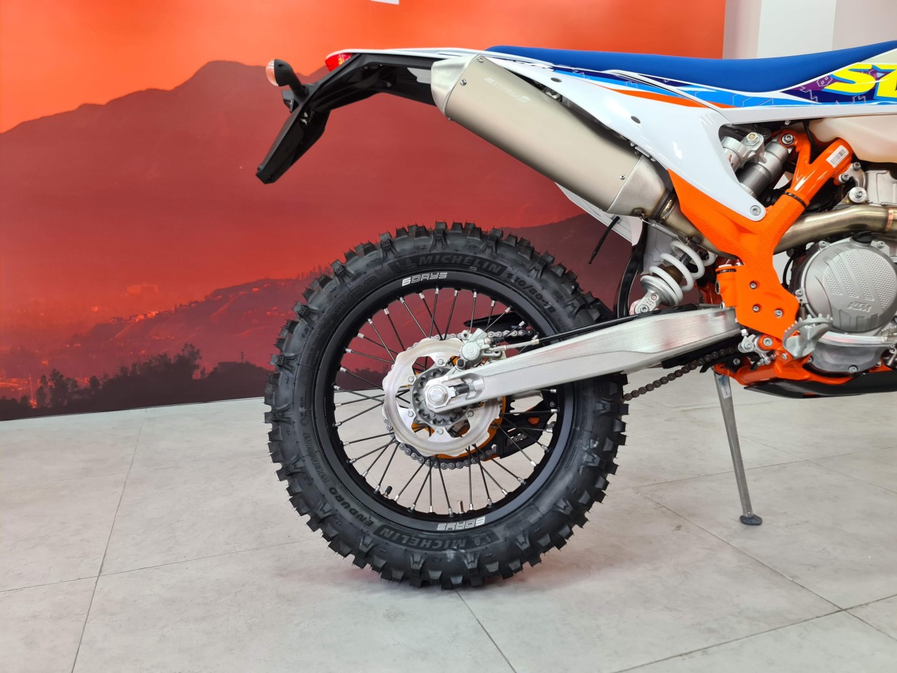 Xe 'cào cào' đường phố KTM 350 EXC-F SIX DAYS chính hãng về Việt Nam Xe 'cào cào' đường phố KTM 350 EXC-F SIX DAYS chính hãng về Việt Nam