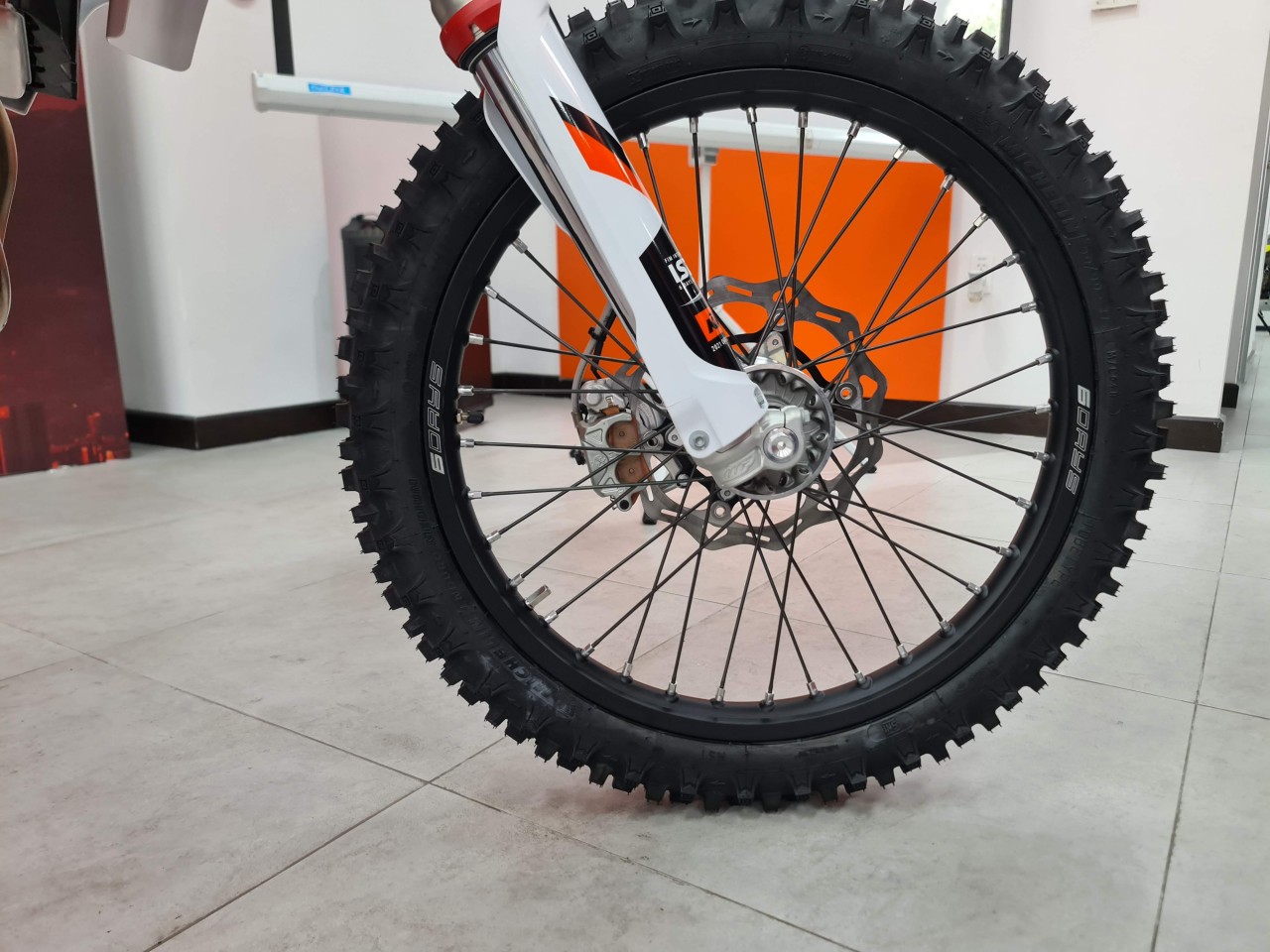 Xe 'cào cào' đường phố KTM 350 EXC-F SIX DAYS chính hãng về Việt Nam Xe 'cào cào' đường phố KTM 350 EXC-F SIX DAYS chính hãng về Việt Nam