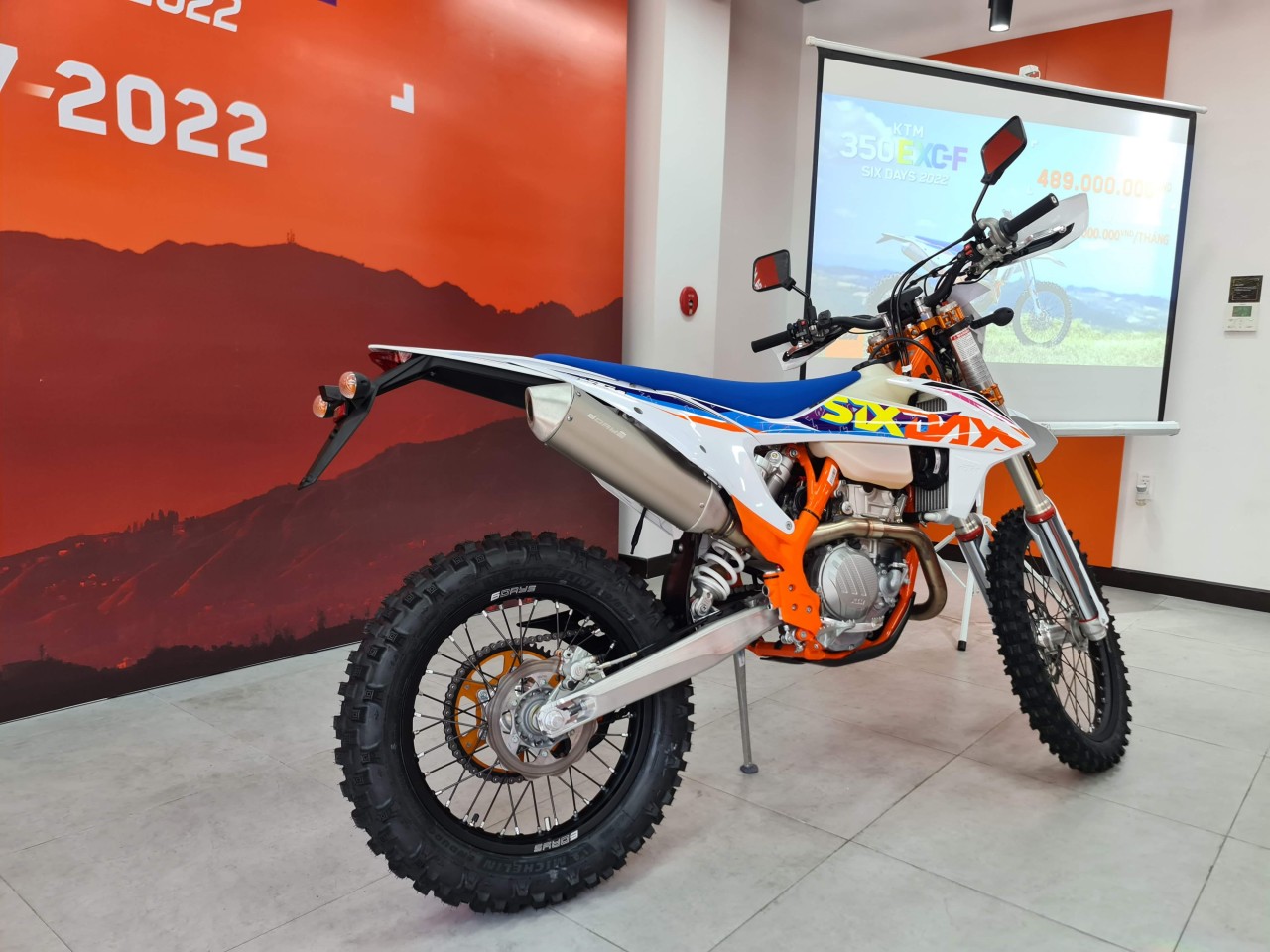 Xe 'cào cào' đường phố KTM 350 EXC-F SIX DAYS chính hãng về Việt Nam Xe 'cào cào' đường phố KTM 350 EXC-F SIX DAYS chính hãng về Việt Nam