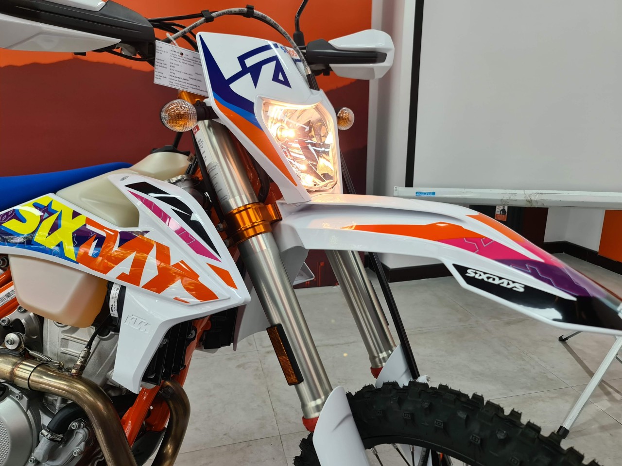 Xe 'cào cào' đường phố KTM 350 EXC-F SIX DAYS chính hãng về Việt Nam Xe 'cào cào' đường phố KTM 350 EXC-F SIX DAYS chính hãng về Việt Nam