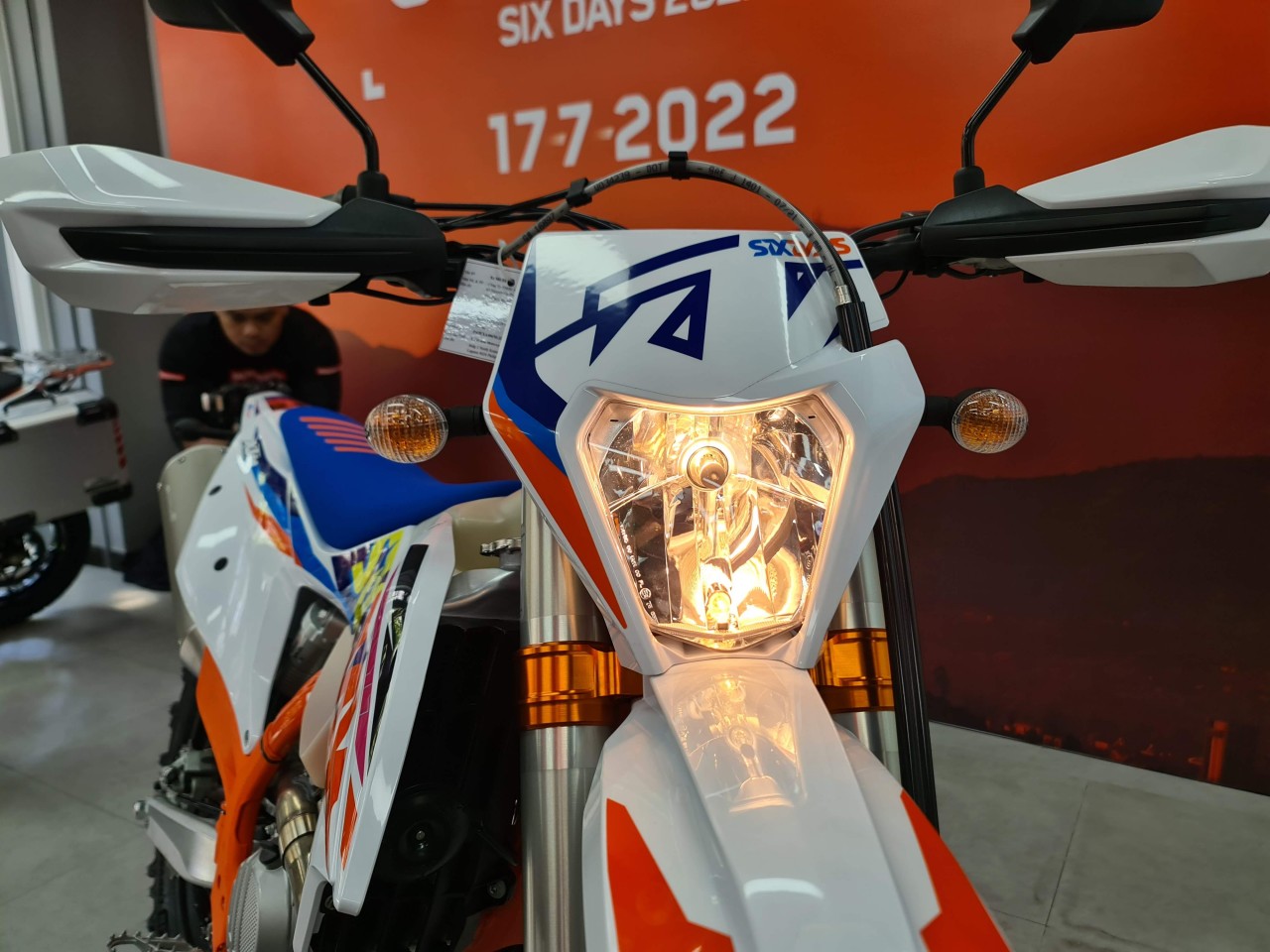 Xe 'cào cào' đường phố KTM 350 EXC-F SIX DAYS chính hãng về Việt Nam Xe 'cào cào' đường phố KTM 350 EXC-F SIX DAYS chính hãng về Việt Nam