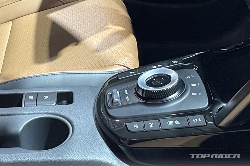 Kia Seltos 2023 ra mắt, có thêm tùy chọn động cơ mới