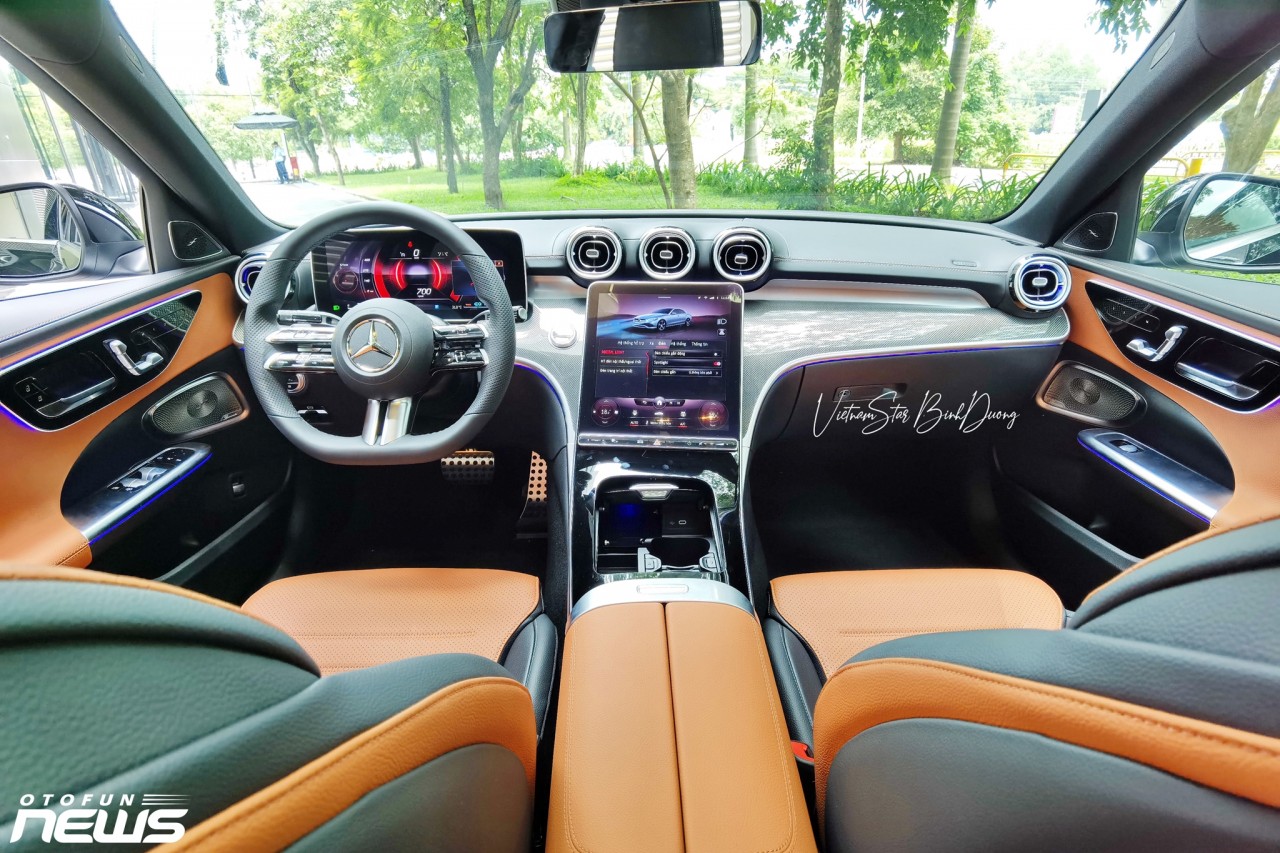 Cận cảnh Mercedes-Benz C300 AMG lắp ráp giá 2,089 tỷ đồng Cận cảnh Mercedes-Benz C300 AMG lắp ráp giá 2,089 tỷ đồng