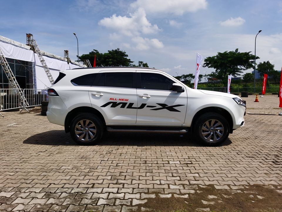 Cận cảnh Isuzu Mu-X vừa ra mắt tại Việt Nam