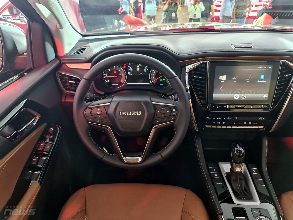 Cận cảnh Isuzu Mu-X vừa ra mắt tại Việt Nam