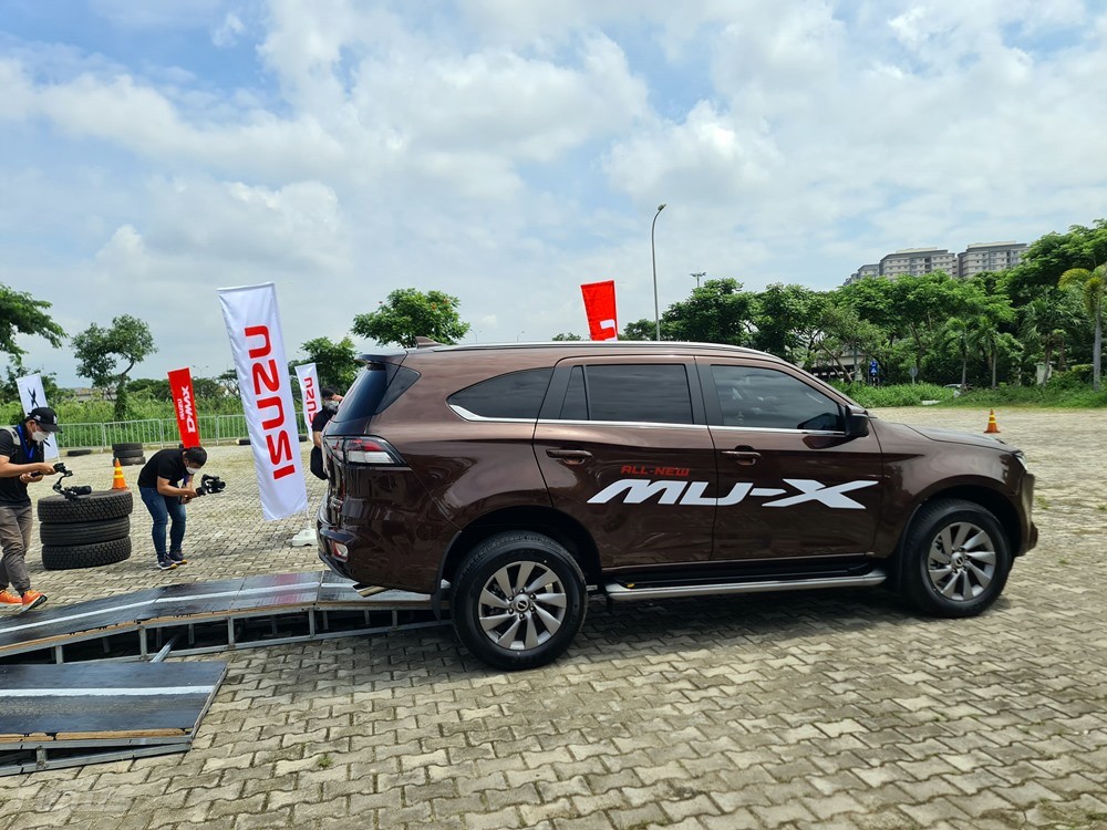 Cận cảnh Isuzu Mu-X vừa ra mắt tại Việt Nam