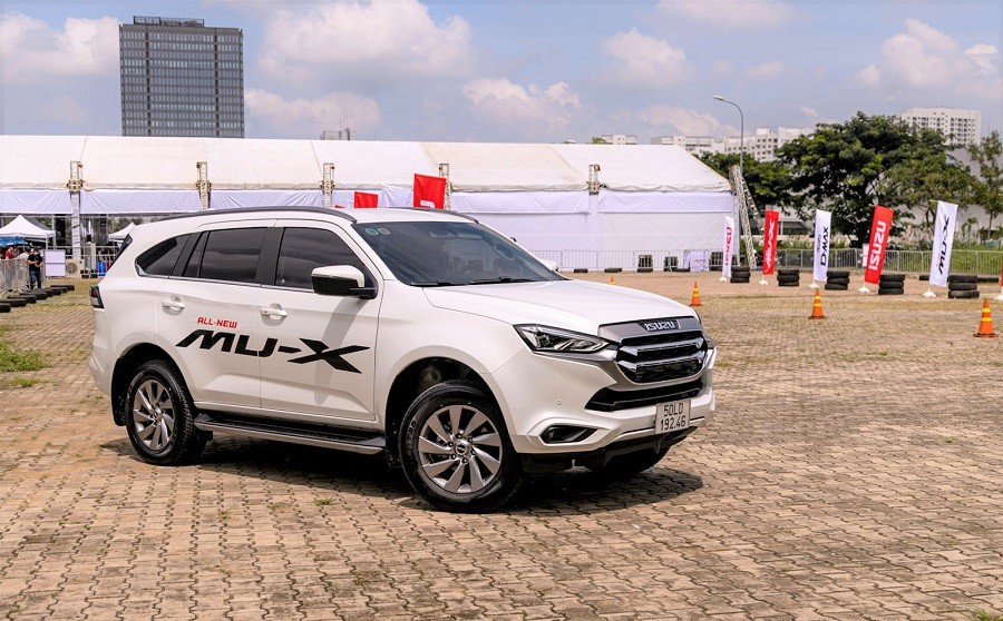 Cận cảnh Isuzu Mu-X vừa ra mắt tại Việt Nam