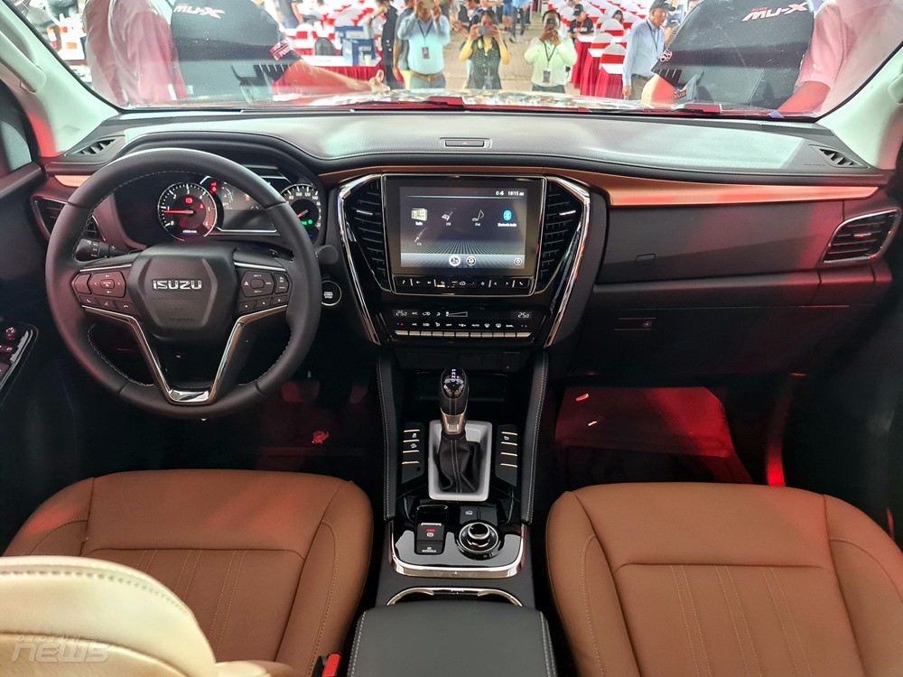 Cận cảnh Isuzu Mu-X vừa ra mắt tại Việt Nam