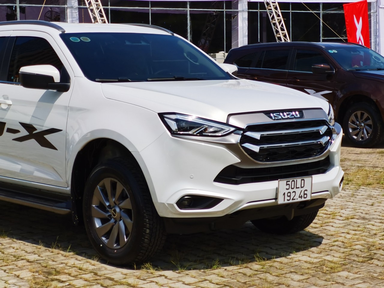 Cận cảnh Isuzu Mu-X vừa ra mắt tại Việt Nam