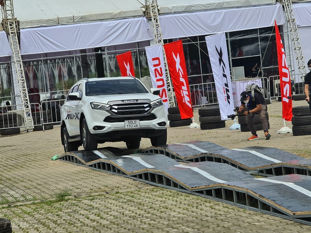 Cận cảnh Isuzu Mu-X vừa ra mắt tại Việt Nam