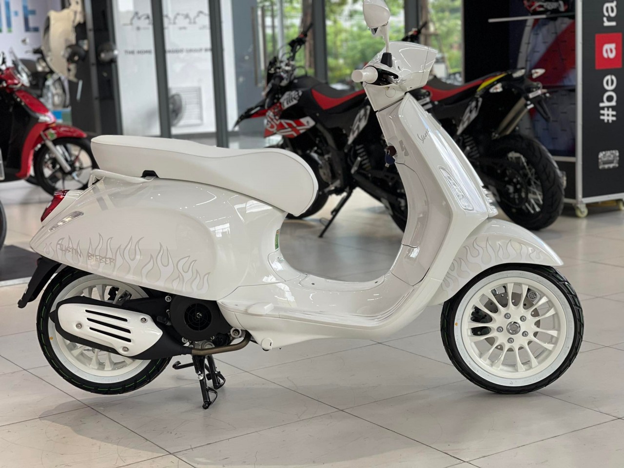 Ngắm Vespa Sprint phiên bản Justin Bieber có mặt tại Hà Nội