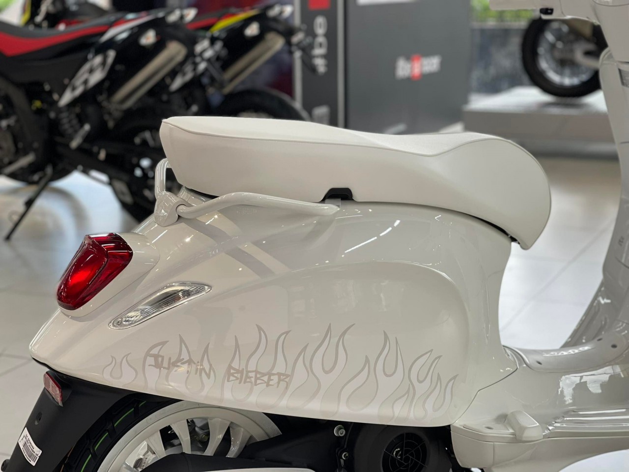 Ngắm Vespa Sprint phiên bản Justin Bieber có mặt tại Hà Nội