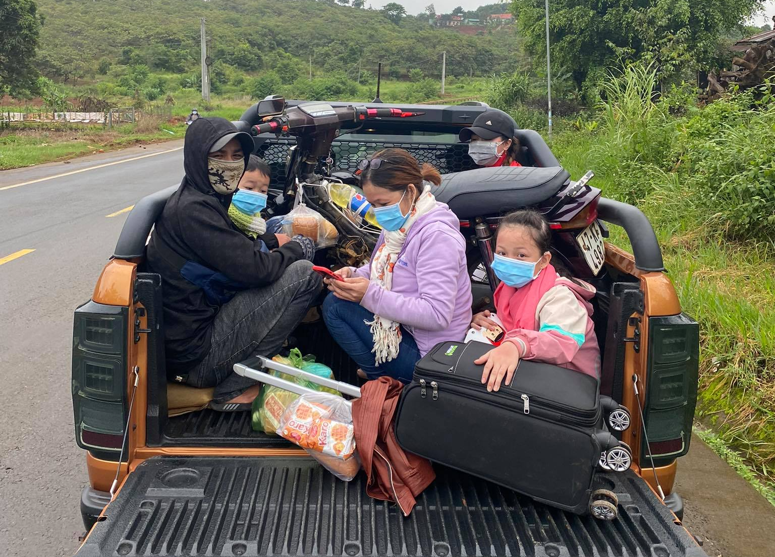 Chuyện cảm động của những công nhân đi bộ về quê được người dân tặng xe máy Chuyện cảm động của những công nhân đi bộ về quê được người dân tặng xe máy