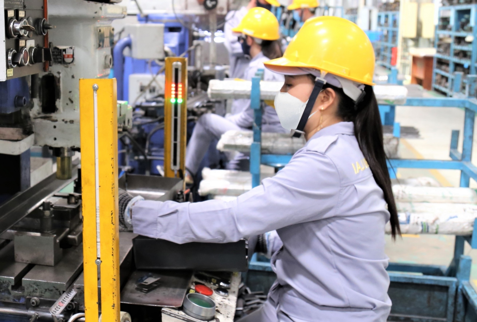 Những nữ công nhân vận hành robot ở nhà máy sản xuất ô tô Những nữ công nhân vận hành robot ở nhà máy sản xuất ô tô