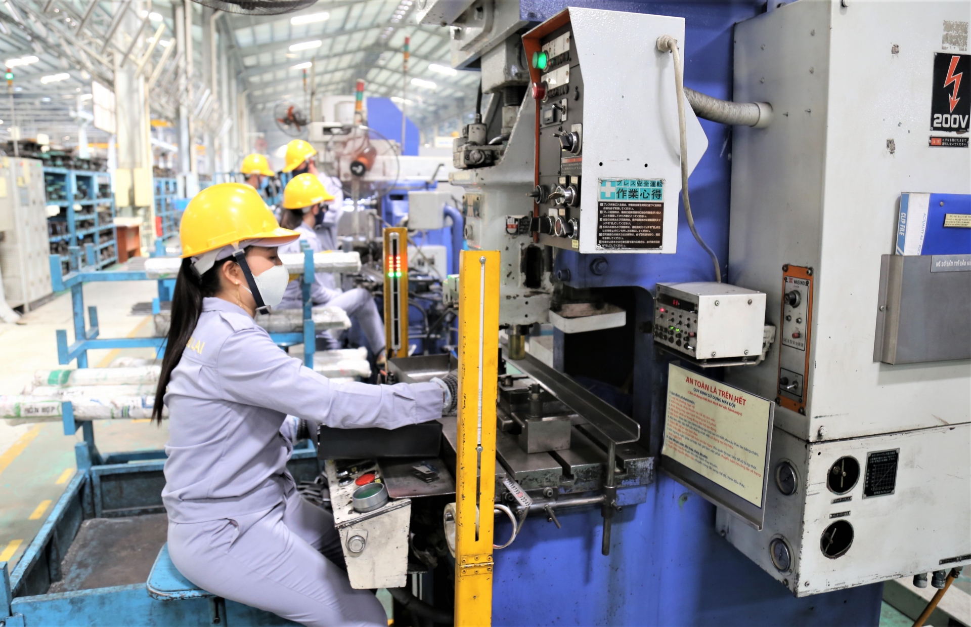 Những nữ công nhân vận hành robot ở nhà máy sản xuất ô tô Những nữ công nhân vận hành robot ở nhà máy sản xuất ô tô