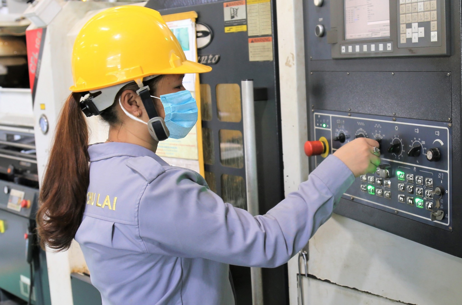 Những nữ công nhân vận hành robot ở nhà máy sản xuất ô tô Những nữ công nhân vận hành robot ở nhà máy sản xuất ô tô