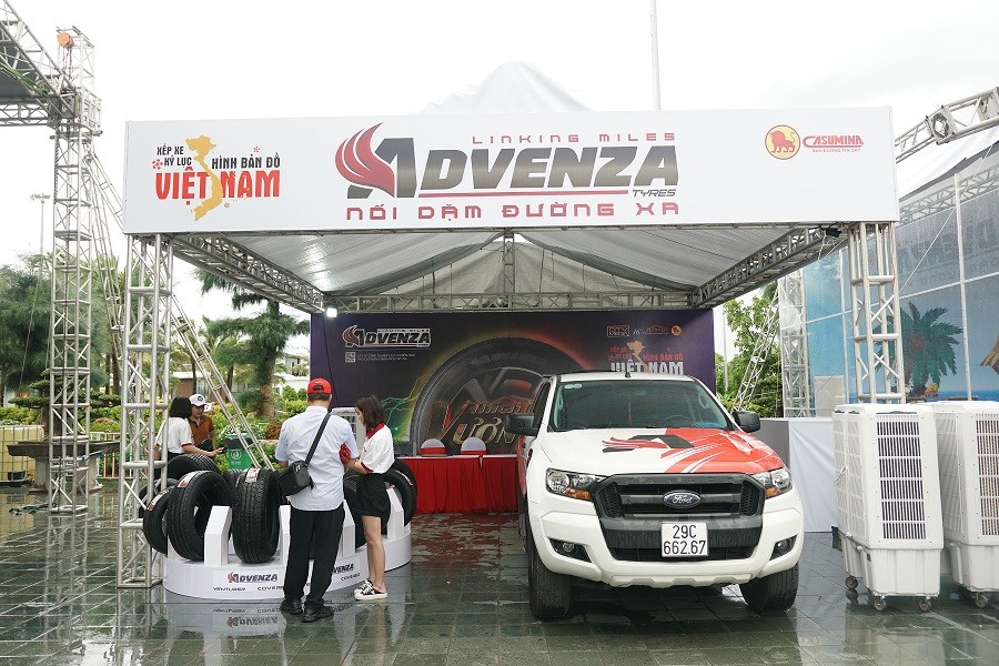 Lốp Advenza thu hút khách tham quan tại sự kiện Xếp xe kỷ lục hình bản đồ Việt Nam