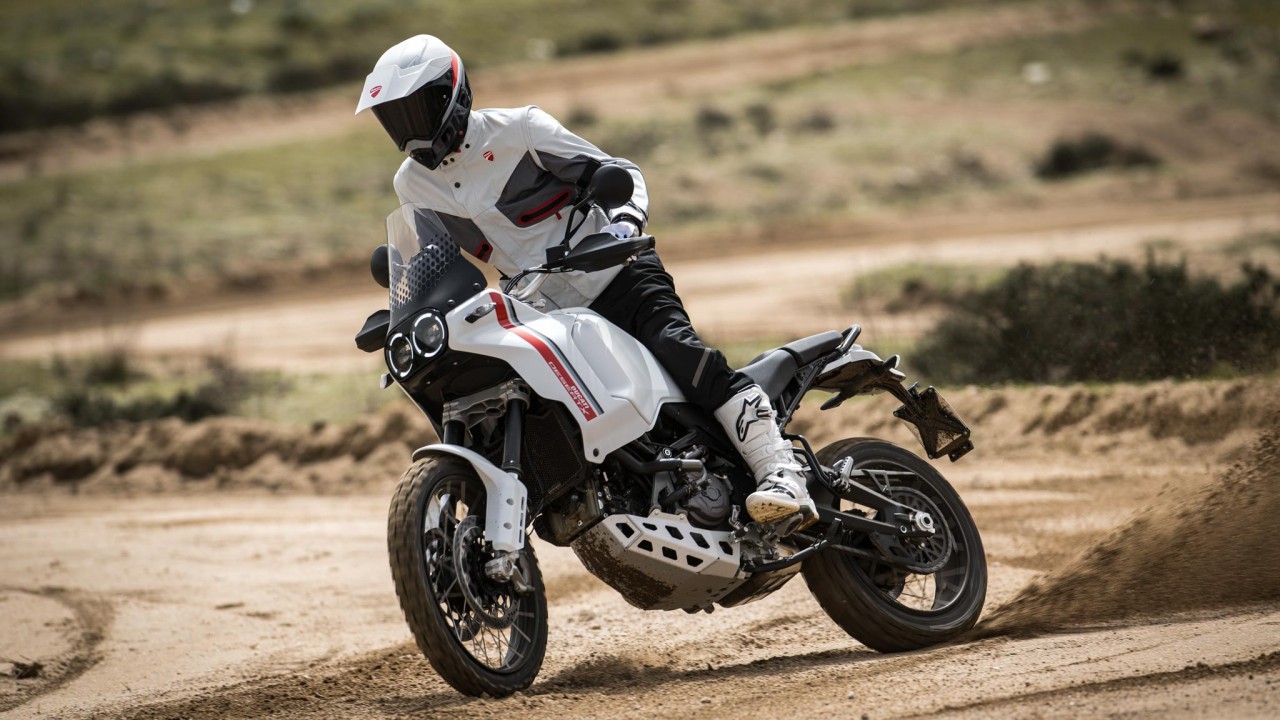 Ducati Việt Nam nhận đặt cọc DesertX và Streertfighter V2