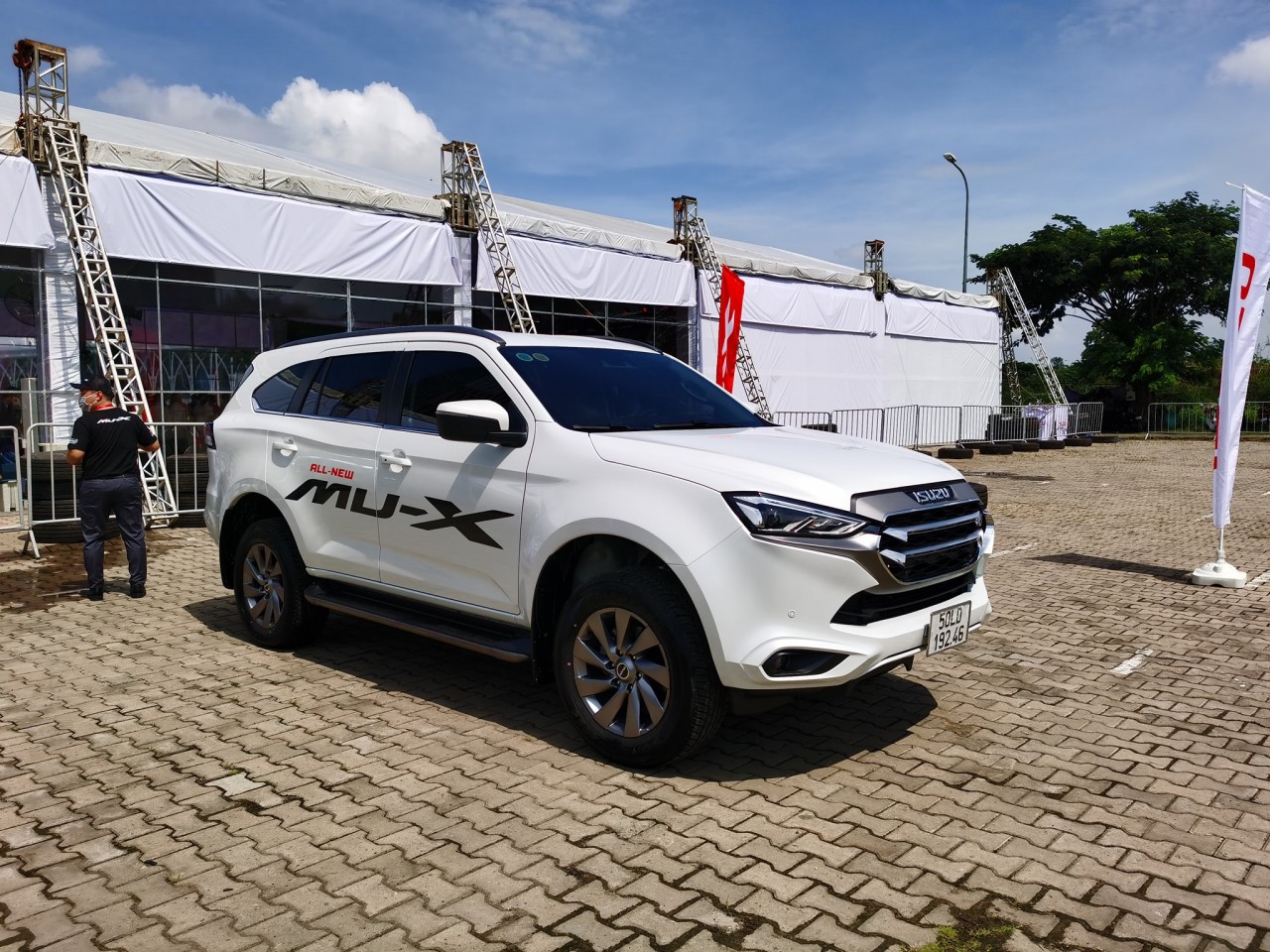 Vừa ra mắt Isuzu mu-X đã giảm giá lên đến 55 triệu đồng