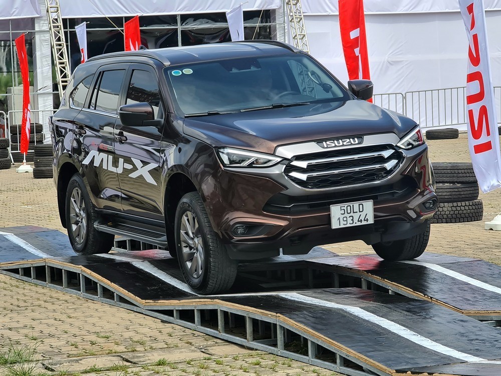 Vừa ra mắt Isuzu mu-X đã giảm giá lên đến 55 triệu đồng Vừa ra mắt Isuzu mu-X thế hệ mới đã giảm giá đến 55 triệu đồng