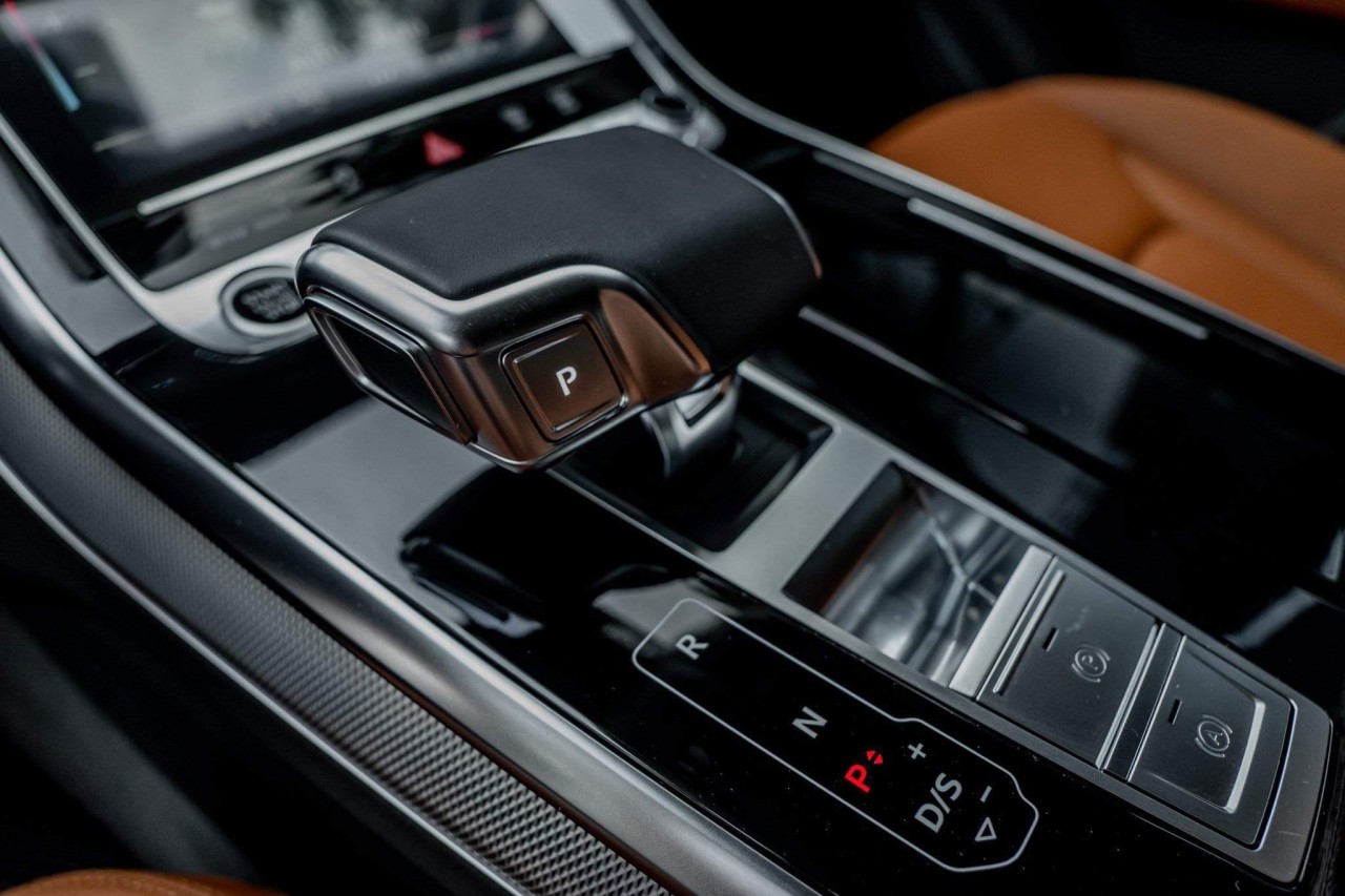 Cận cảnh Audi Q8 'siêu lướt' 700km giá gần 5 tỷ đồng Cận cảnh Audi Q8 'siêu lướt' 700km giá gần 5 tỷ đồng