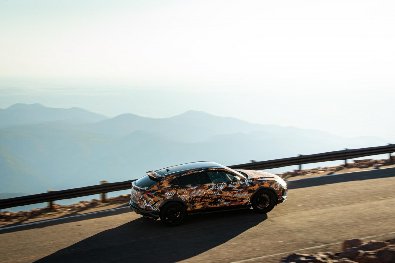 Lamborghini Urus lập kỷ lục tại đường đua Pikes Peak