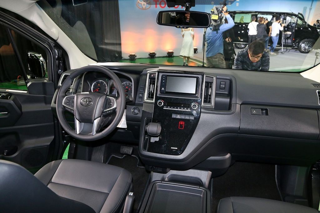 Bán ế, Toyota Granvia rút khỏi Việt Nam? Bán ế, Toyota Granvia rút khỏi Việt Nam?