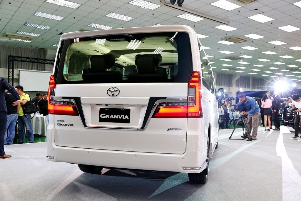 Bán ế, Toyota Granvia rút khỏi Việt Nam? Bán ế, Toyota Granvia rút khỏi Việt Nam?