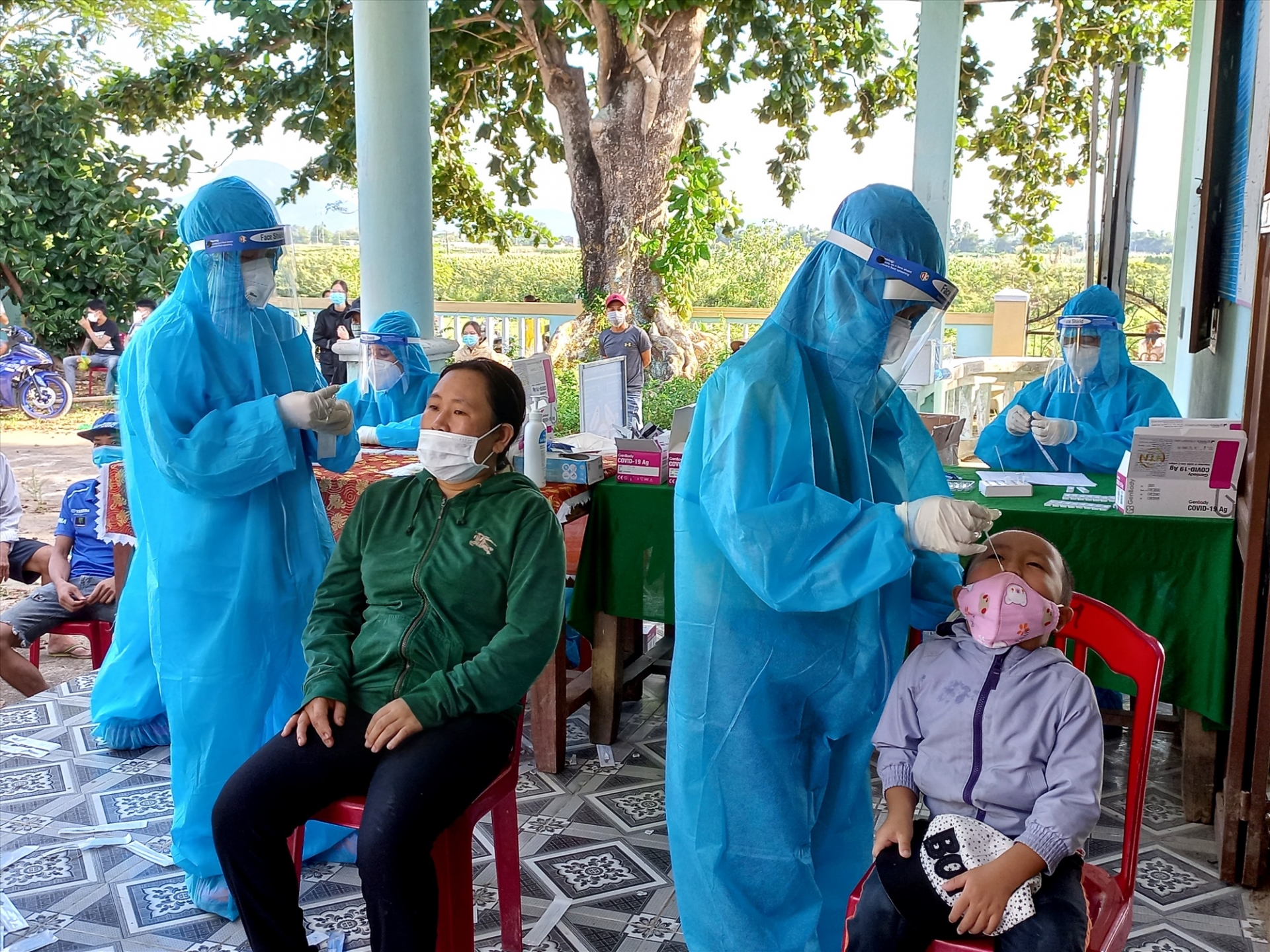 Cuộc sống trong mùa Covid-19: Nữ công nhân vay mượn tiền cho con đi học Cuộc sống trong mùa Covid-19: Nữ công nhân vay mượn tiền cho con đi học