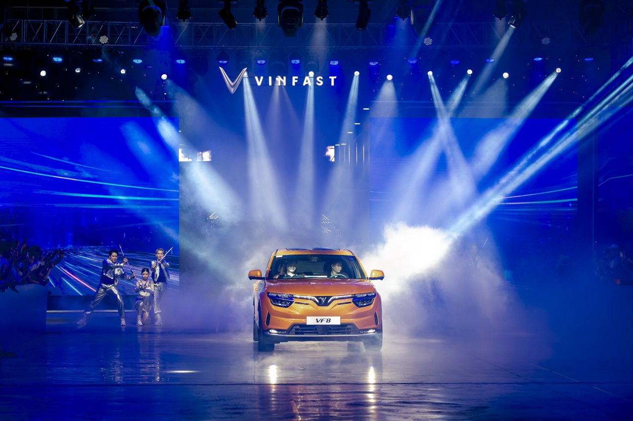 100 xe điện VinFast VF8 bàn giao tới khách hàng 100 xe điện VinFast VF8 bàn giao tới khách hàng