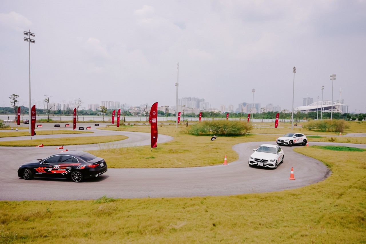 Trải nghiệm 14 dòng xe Mercedes-Benz tại trường đua F1 Việt Nam Trải nghiệm 14 dòng xe Mercedes Benz tại trường đua F1 Việt Nam