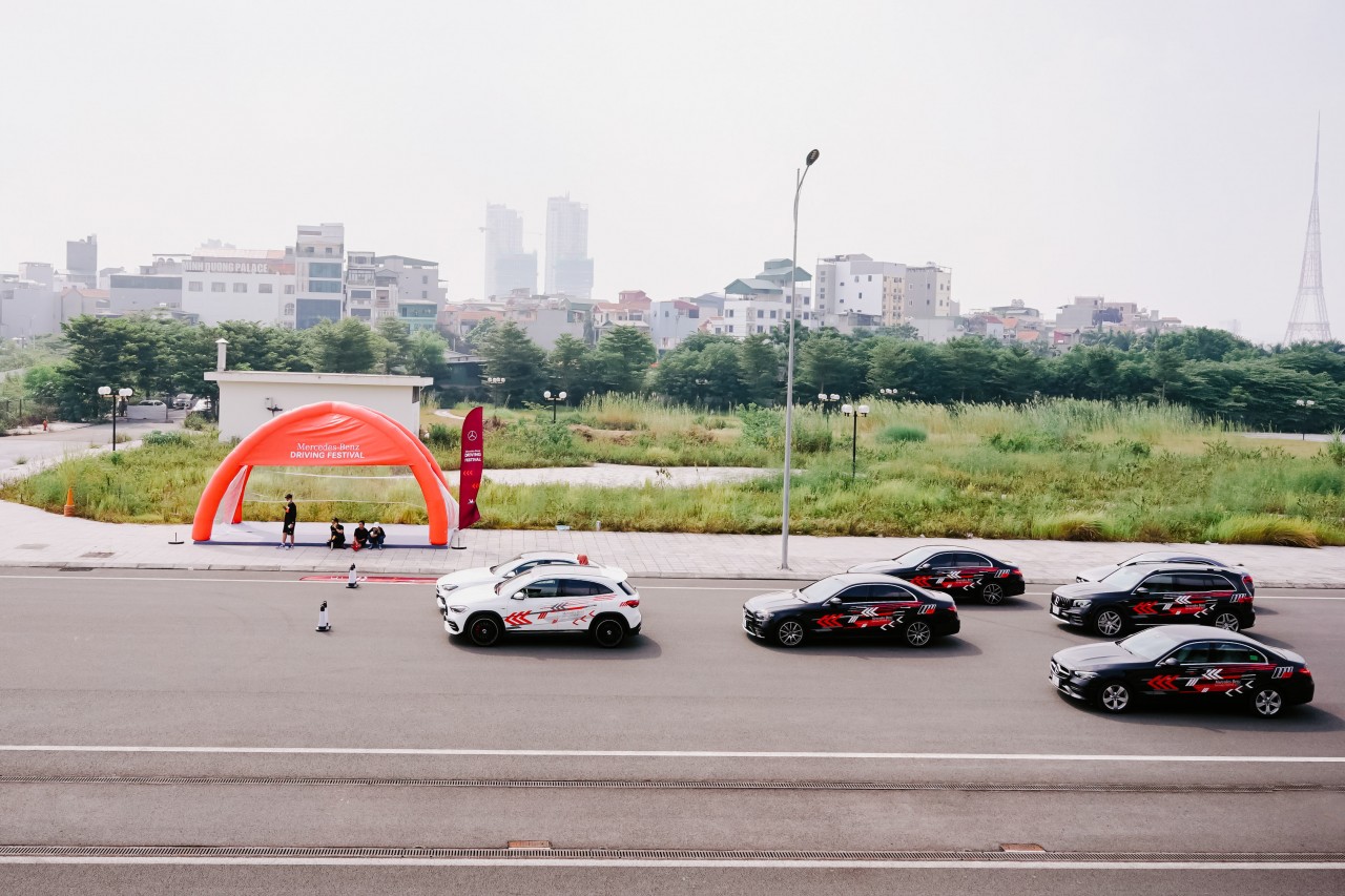 Trải nghiệm 14 dòng xe Mercedes-Benz tại trường đua F1 Việt Nam Trải nghiệm 14 dòng xe Mercedes-Benz tại trường đua F1 Việt Nam