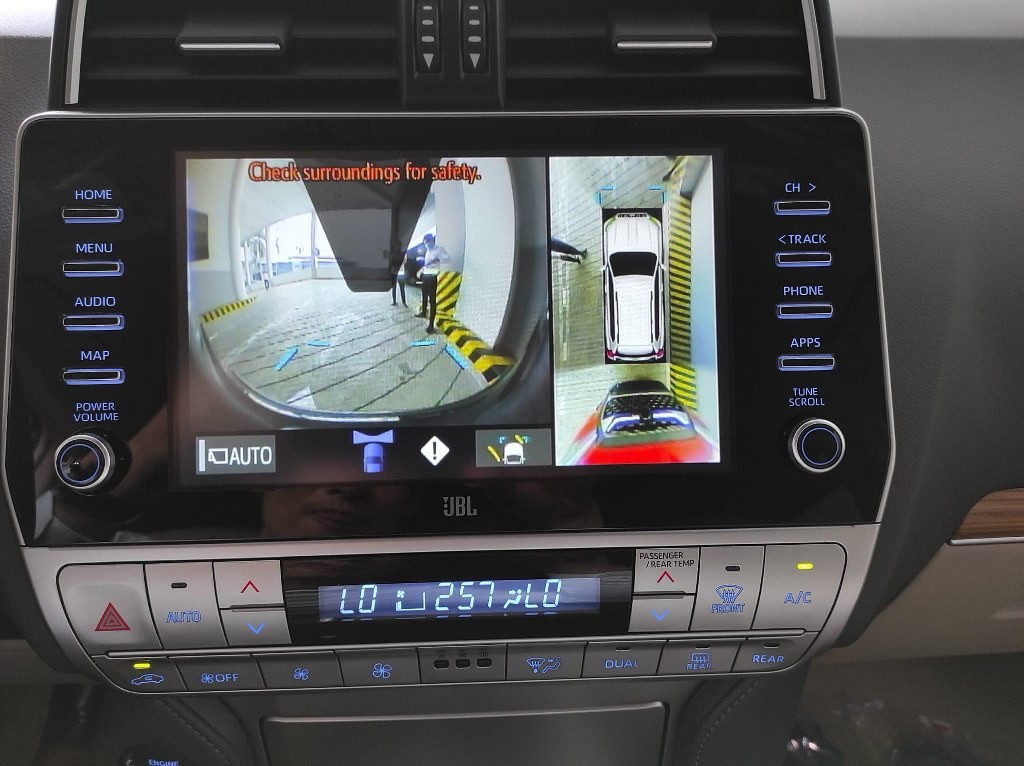 Hình thực thế Toyota Land Cruiser Prado tại Hà Nội Hình thực thế Toyota Land Cruiser Prado tại Hà Nội