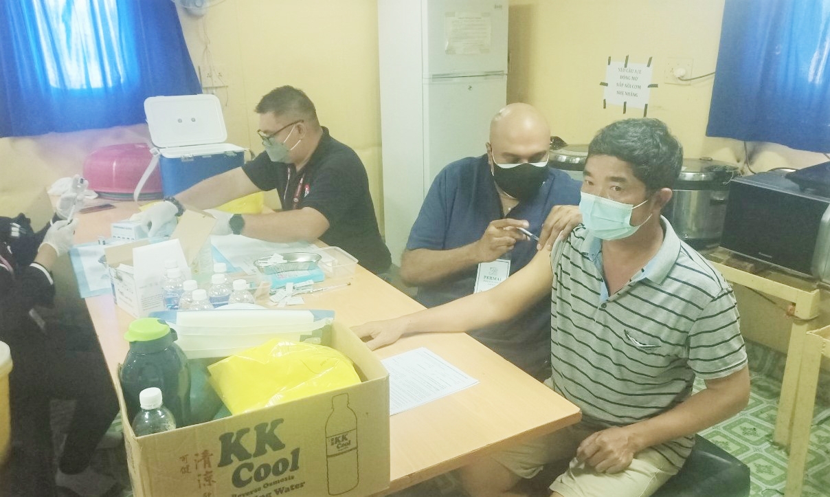 Thuyền viên tàu VIMC Unity yên tâm khi được tiêm phòng vắc xin Covid-19 Thuyền viên tàu VIMC Unity yên tâm khi được tiêm phòng vắc xin Covid-19
