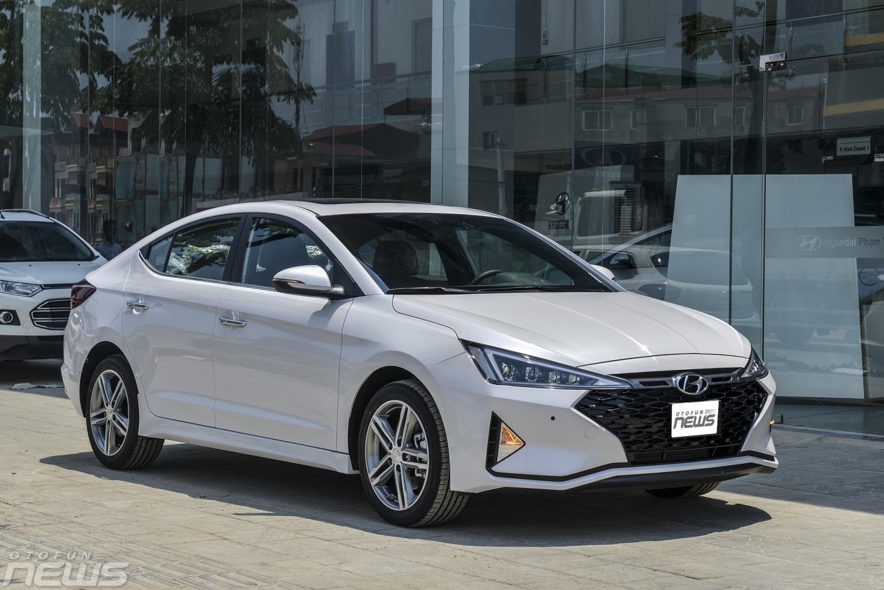 Hyundai Elantra giảm mạnh lên tới 75 triệu đồng Giảm 25-37 triệu lệ phí trước bạ, Kia Sonet tăng sức cạnh tranh trước Toyota Raize