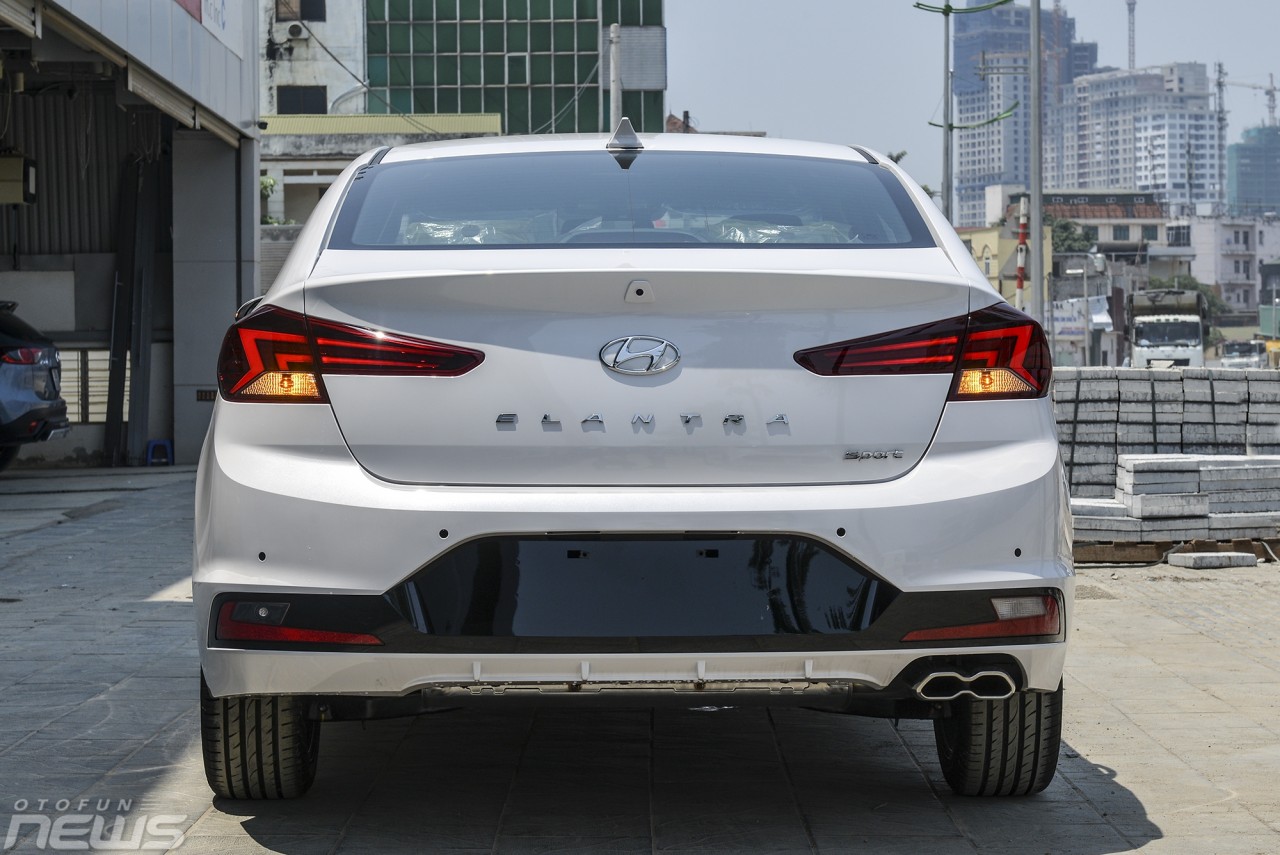 Hyundai Elantra giảm mạnh lên tới 75 triệu đồng