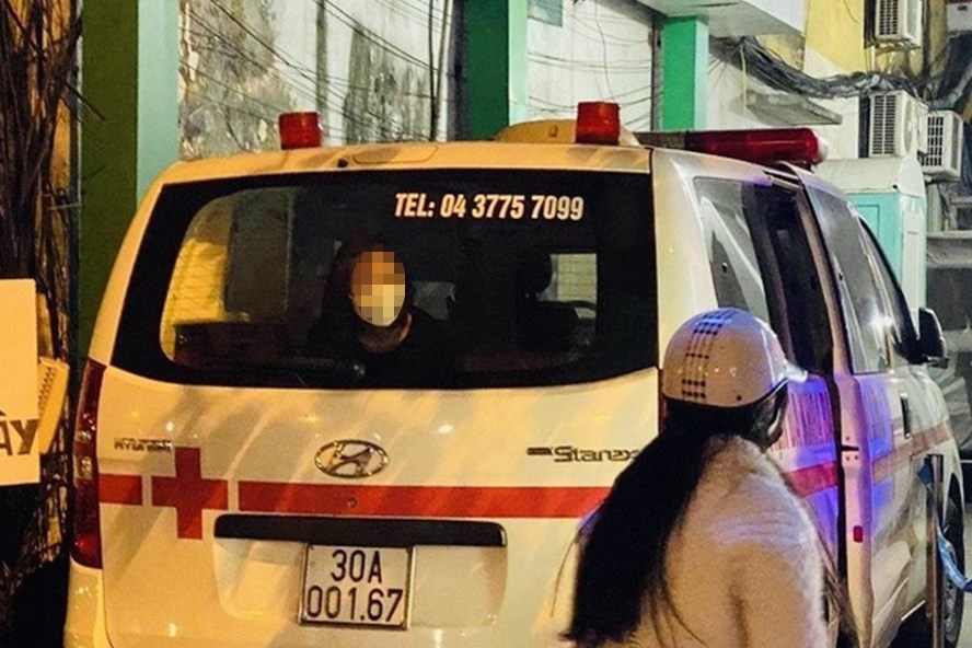 Cách ly người nghi nhiễm Covid cả đêm trên xe cấp cứu: Vô cảm! Cách ly người nghi nhiễm Covid cả đêm trên xe cấp cứu: Vô cảm!