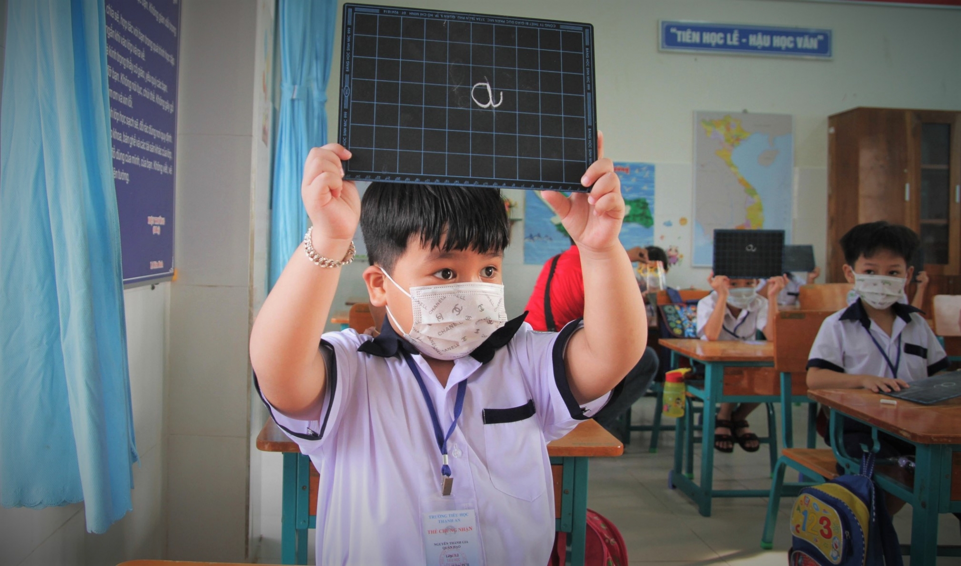 Học sinh TP HCM đến trường và nỗi lo người ở nhà Học sinh TP HCM đến trường và nỗi lo người ở nhà