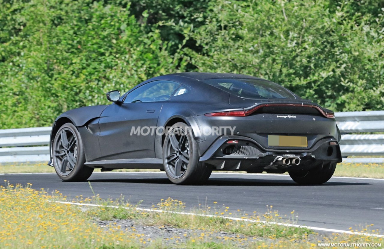 Aston Martin Vantage V12 sẽ được ra mắt vào đầu năm 2022