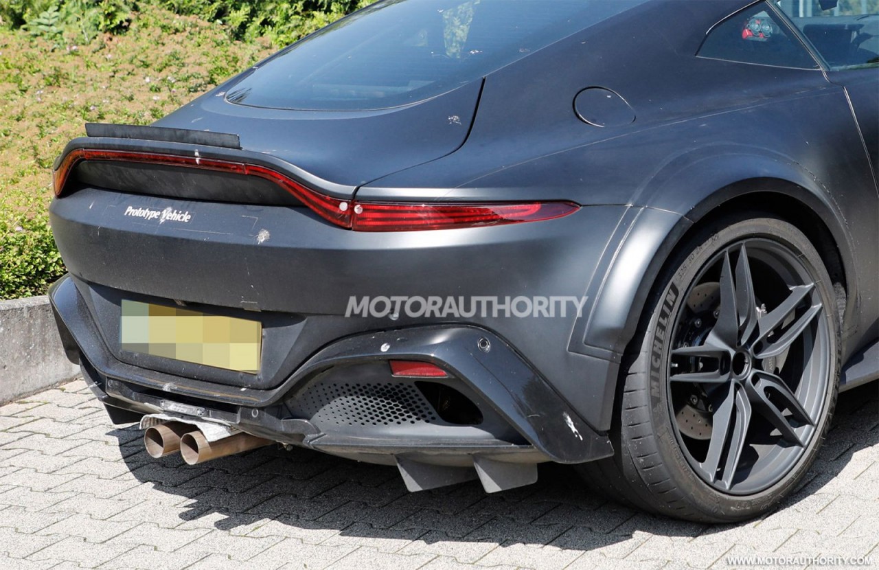 Aston Martin Vantage V12 sẽ được ra mắt vào đầu năm 2022