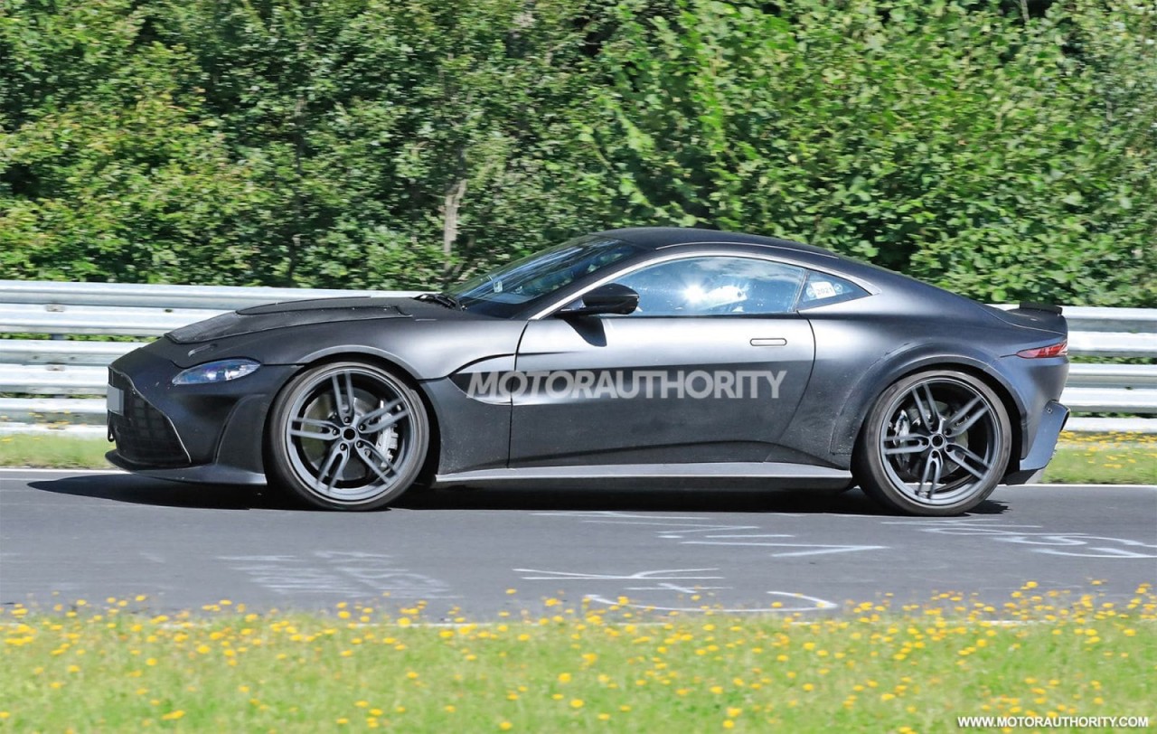 Aston Martin Vantage V12 sẽ được ra mắt vào đầu năm 2022
