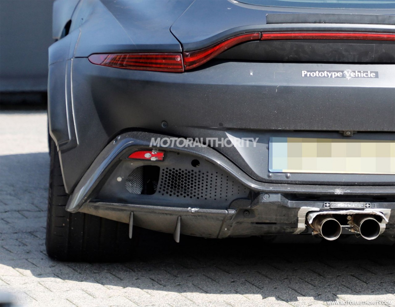 Aston Martin Vantage V12 sẽ được ra mắt vào đầu năm 2022