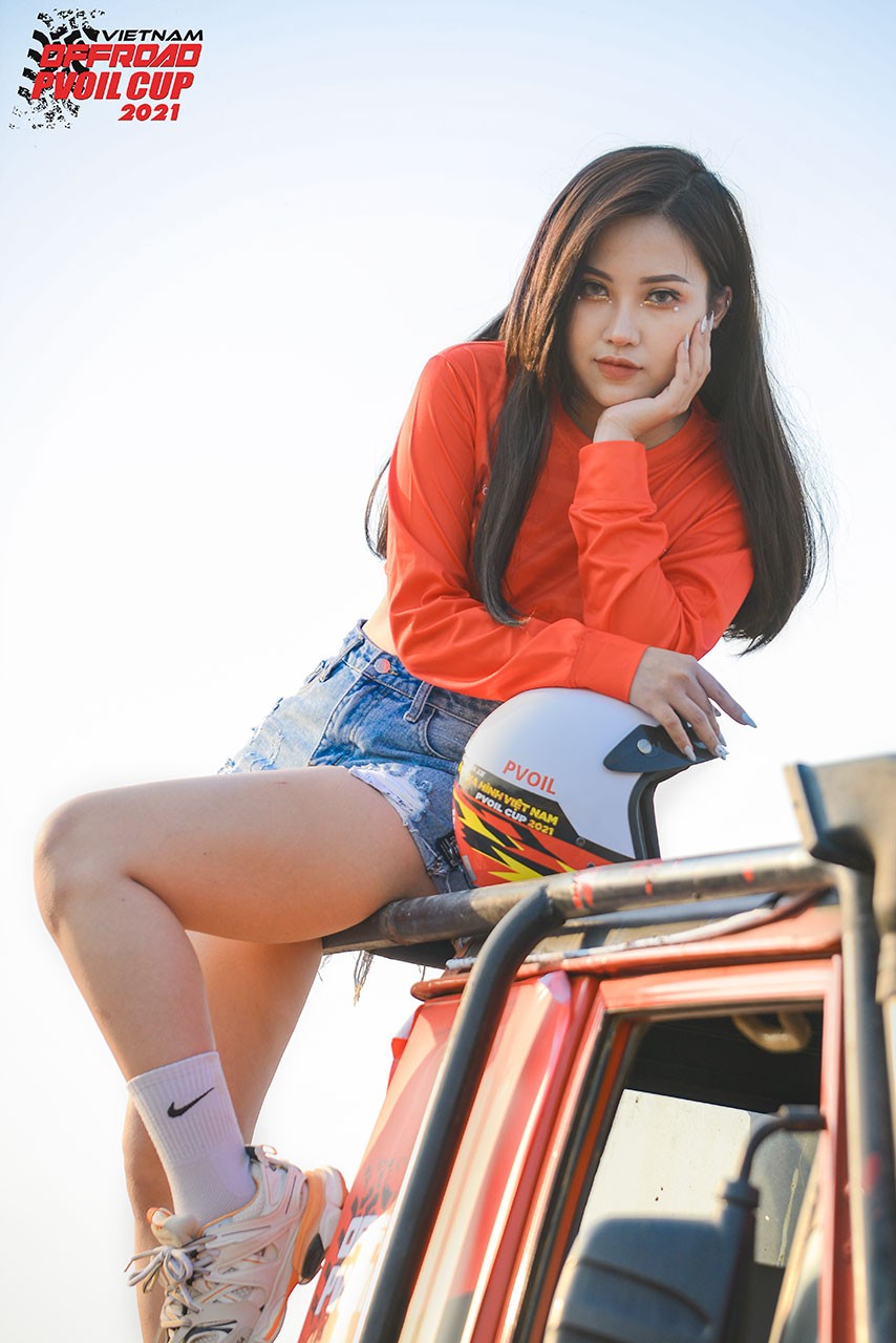 PVOIL VOC 2021: Thiếu nữ diện đồ Giáng sinh bên 'chiến binh' offroad