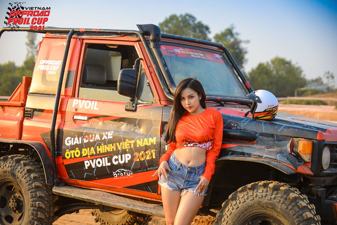 PVOIL VOC 2021: Thiếu nữ diện đồ Giáng sinh bên 'chiến binh' offroad