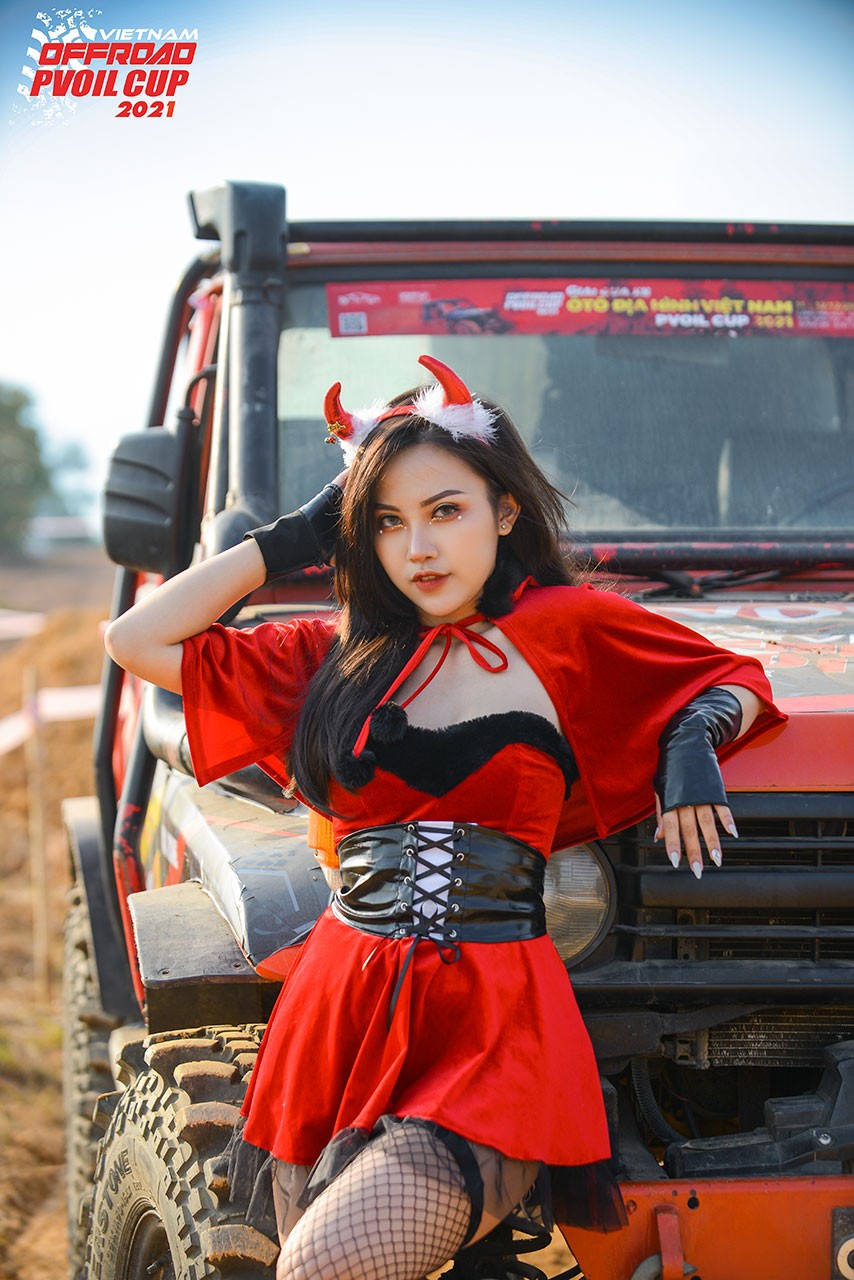 PVOIL VOC 2021: Thiếu nữ diện đồ Giáng sinh bên 'chiến binh' offroad