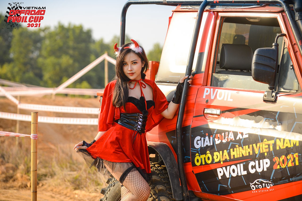 PVOIL VOC 2021: Thiếu nữ diện đồ Giáng sinh bên 'chiến binh' offroad