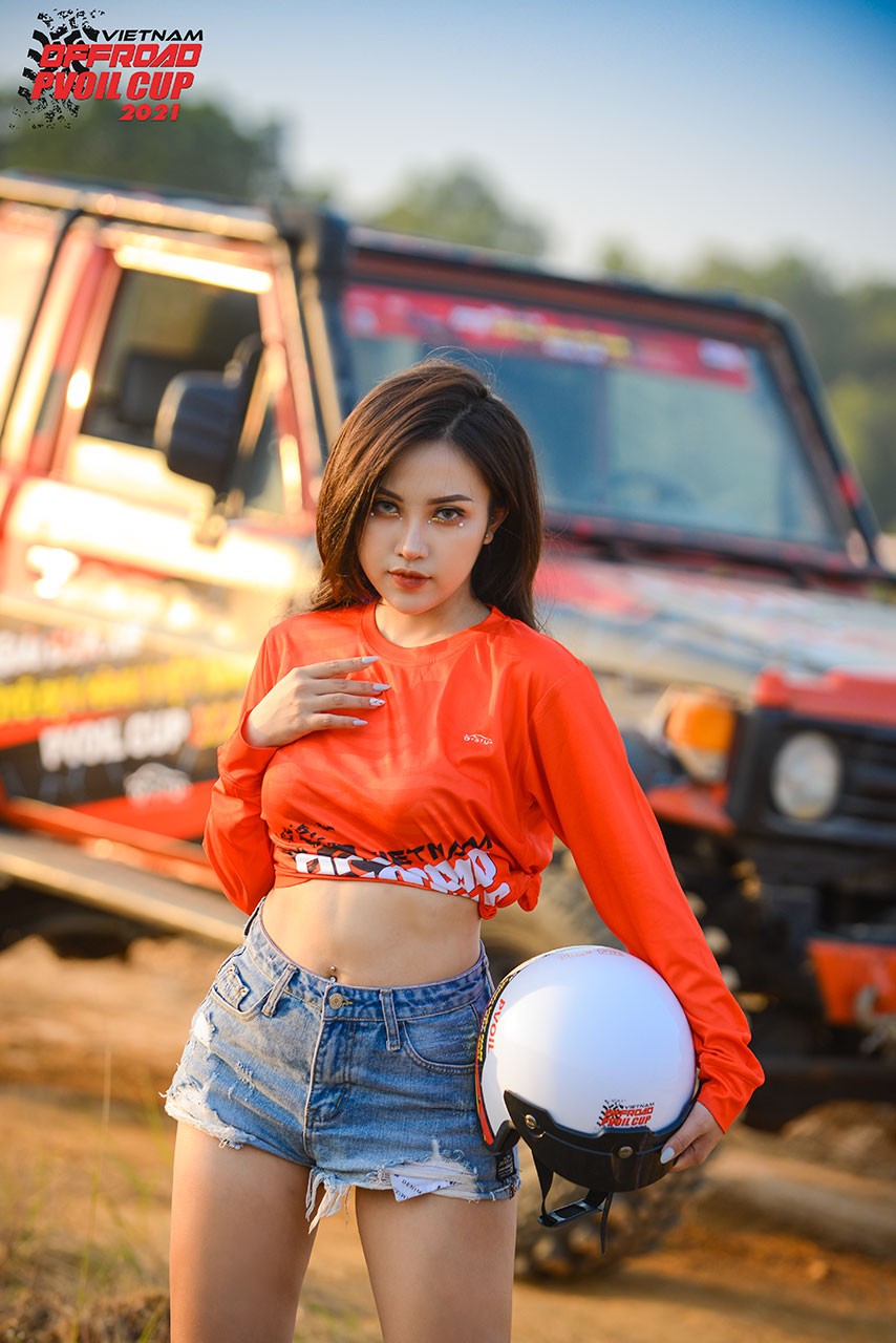 PVOIL VOC 2021: Thiếu nữ diện đồ Giáng sinh bên 'chiến binh' offroad