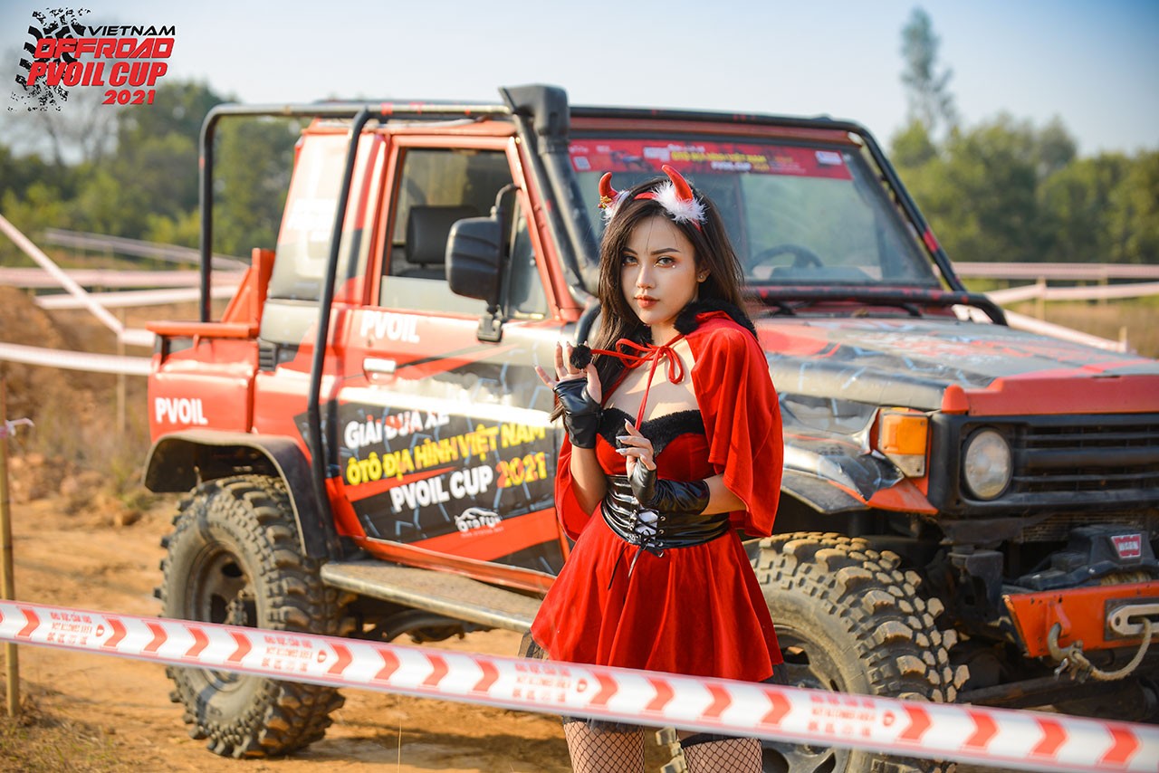 PVOIL VOC 2021: Thiếu nữ diện đồ Giáng sinh bên 'chiến binh' offroad