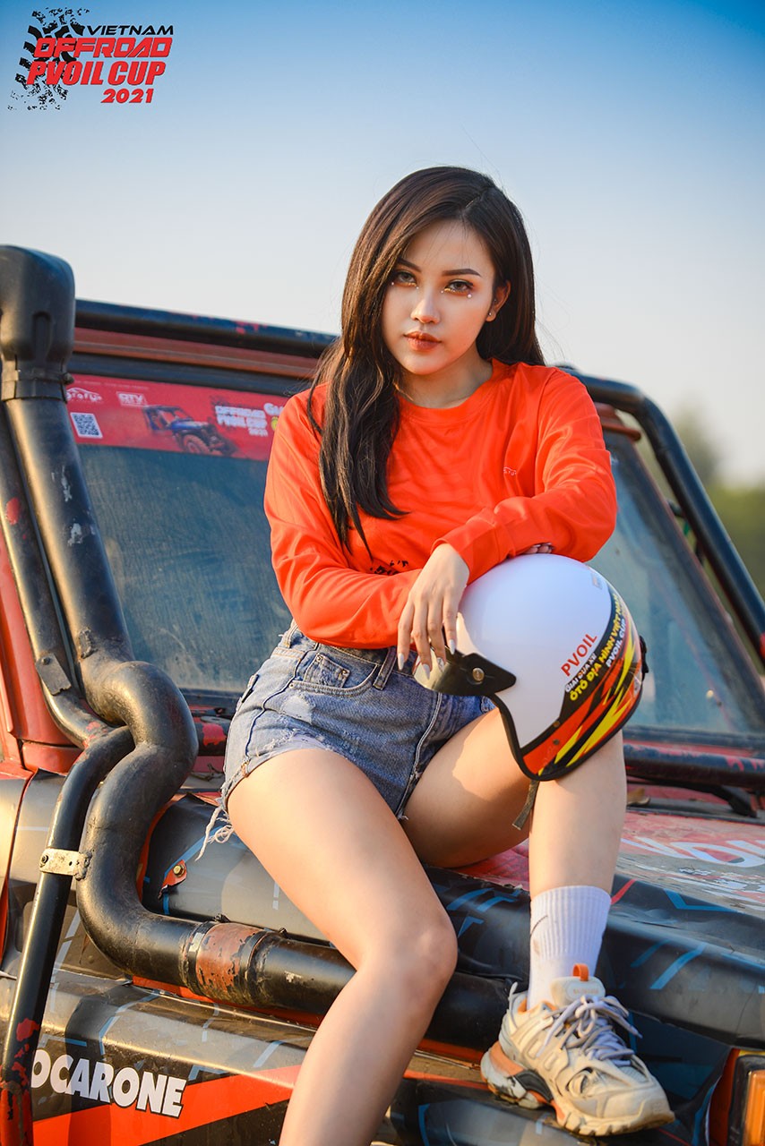 PVOIL VOC 2021: Thiếu nữ diện đồ Giáng sinh bên 'chiến binh' offroad